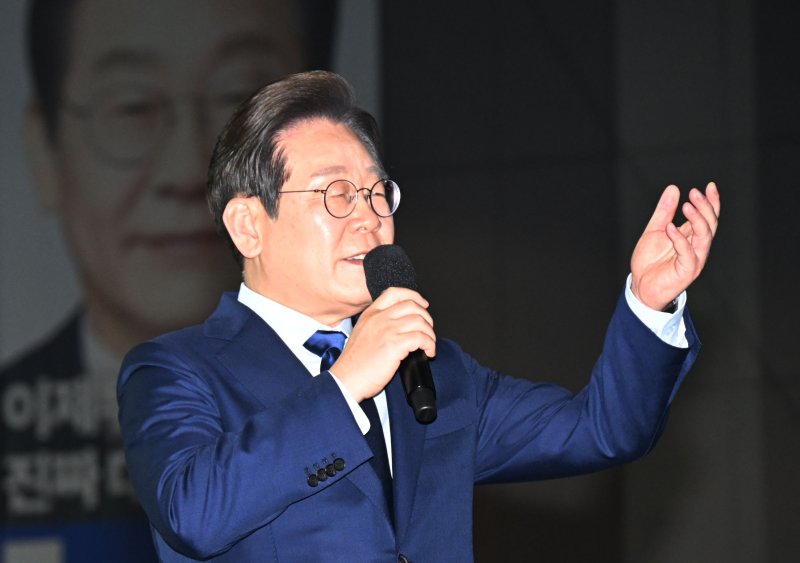 [고양=뉴시스] 조성우 기자 = 27일 경기도 고양시 킨텍스에서 열린 더불어민주당 제21대 대통령 선거 후보자 선출을 위한 수도권·강원·제주 합동연설회에서 이재명 후보가 대선후보로 선출된 후 수락연설을 하고 있다. (공동취재) 2025.04.27. photo@newsis.com