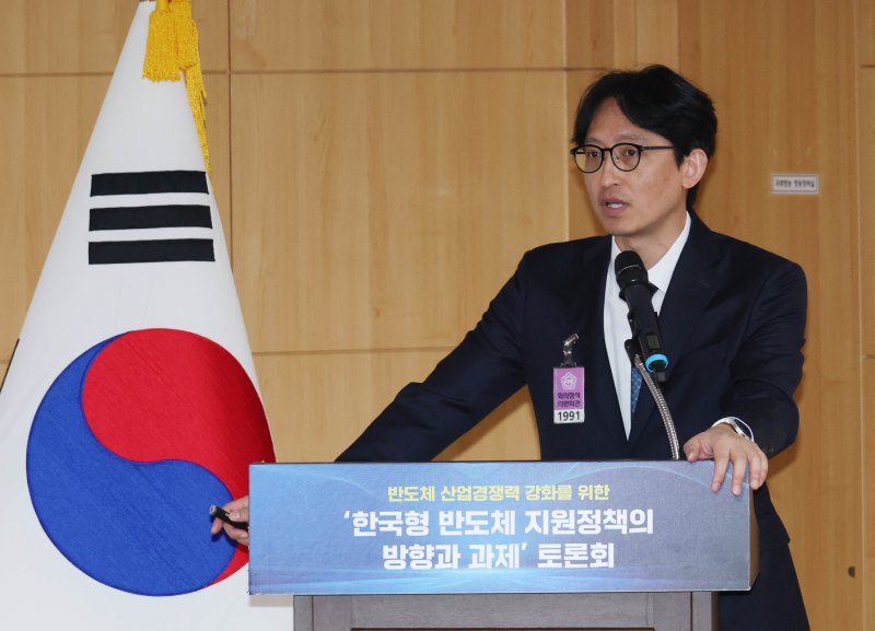 김덕파 고려대학교 교수가 28일 한국형 반도체 지원정책의 방향과 과제 토론회 '반도체 산업 현황 및 정책'을 주제로 발표하고 있다.(대한상공회의소 제공)