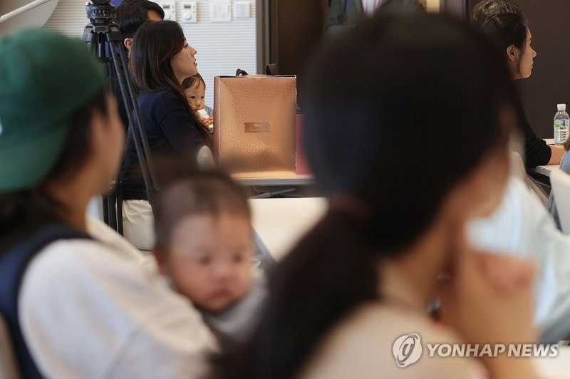 비혼 출산도, 동거도 “괜찮다”는 2030…여성이 더 크게 변화