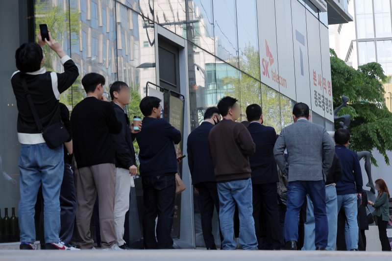 해킹 공격으로 가입자 유심 정보가 탈취된 SK텔레콤이 가입자 유심 무상 교체를 시작한 28일 오전 서울 종로구 T월드 본사 직영 매장 앞에 고객들이 줄지어 대기하고 있다. 2025.4.28/뉴스1 ⓒ News1 박정호 기자