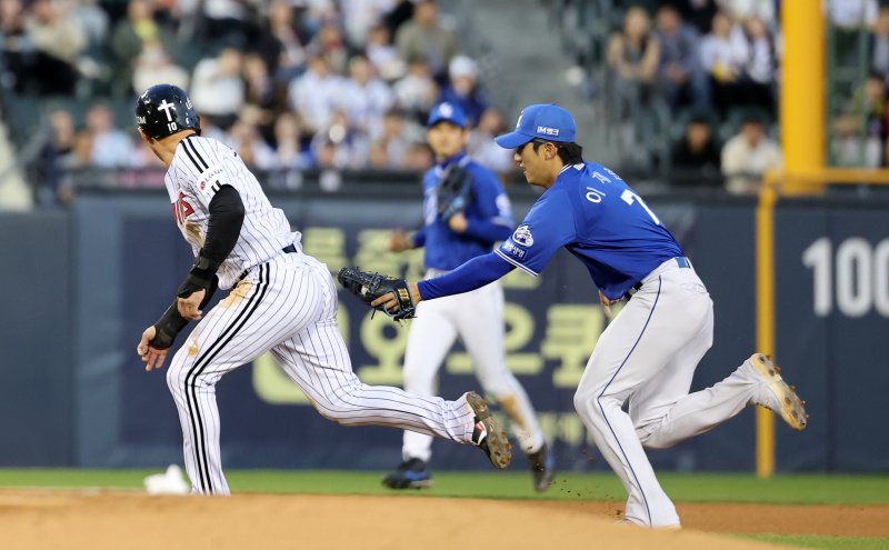 16일 서울 송파구 잠실야구장에서 열린 프로야구 '2025 신한 SOL 뱅크 KBO리그' 삼성 라이온즈와 LG 트윈스의 경기 2회말 LG 공격 1사 주자 2루 상황 2루 주자 오지환이 협살에 걸려 아웃당하고 있다. 2025.4.16/뉴스1 ⓒ News1 이승배 기자