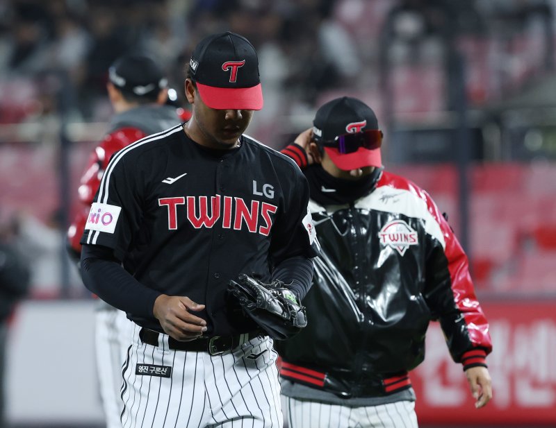 2일 오후 경기 수원시 장안구 KT위즈파크에서 열린 '2025 신한 SOL 뱅크 KBO리그' LG 트윈스와 KT 위즈의 경기, 1회말 2아웃 주자없는 상황 LG 선발투수 에르난데스가 교체되고 있다. 2025.4.2/뉴스1 ⓒ News1 김영운 기자