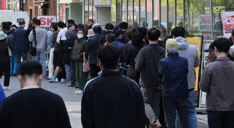 SKT 유심 교체 시작했지만...명의 도용 방지 서비스도 폭주