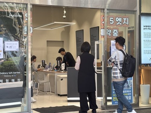 유심 교체 현장 (출처=연합뉴스)