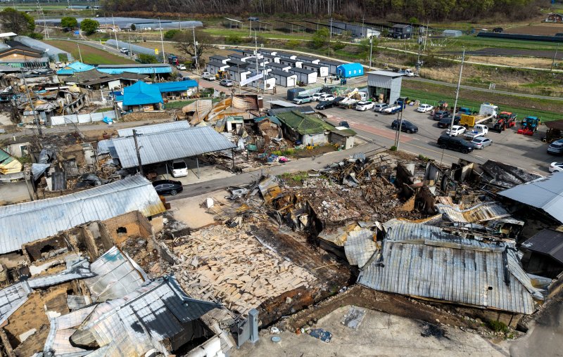 [안동=뉴시스] 이무열 기자 = 안동시는 최근 대형 산불로 삶의 터전을 잃은 이재민들의 일상 회복을 위해 주거 지원을 최우선 과제로 삼고, 선진이동주택 설치 및 입주를 본격화하고 있다.사진은 경북 안동시 일직면 명진리에 마련된 선진이동주택 모습. 2025.04.23. lmy@newsis.com