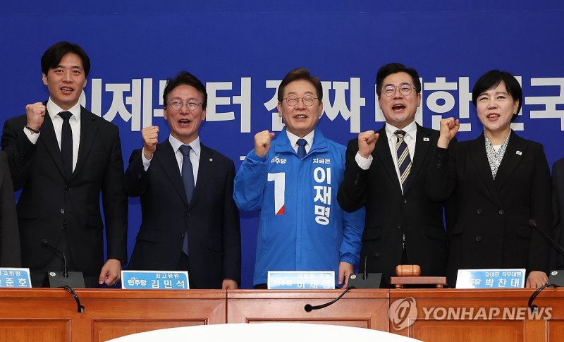 파이팅 외치는 이재명 대선 후보 (출처=연합뉴스)