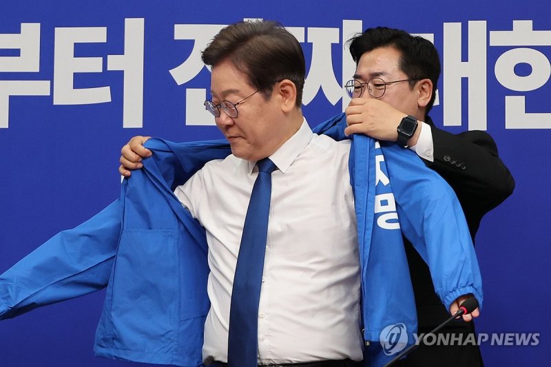 선거운동용 점퍼 입는 이재명 대선 후보 (출처=연합뉴스)