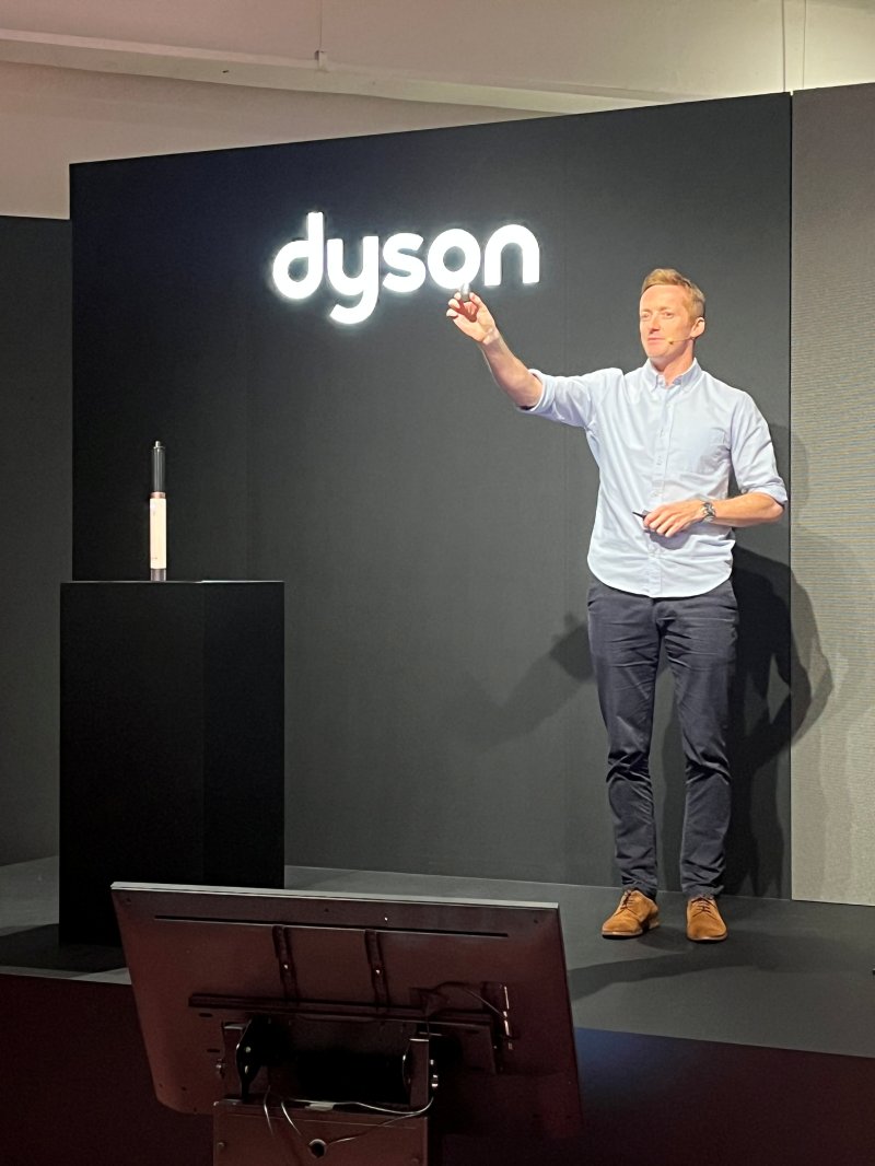 [서울=뉴시스]이현주 기자 = 윌커 다이슨 뷰티 제품개발 총괄이 28일 서울 성수동 XYZ서울에서 열린 신제품 소개 행사에 참석해 발언하고 있다. lovelypsyche@newsis.com