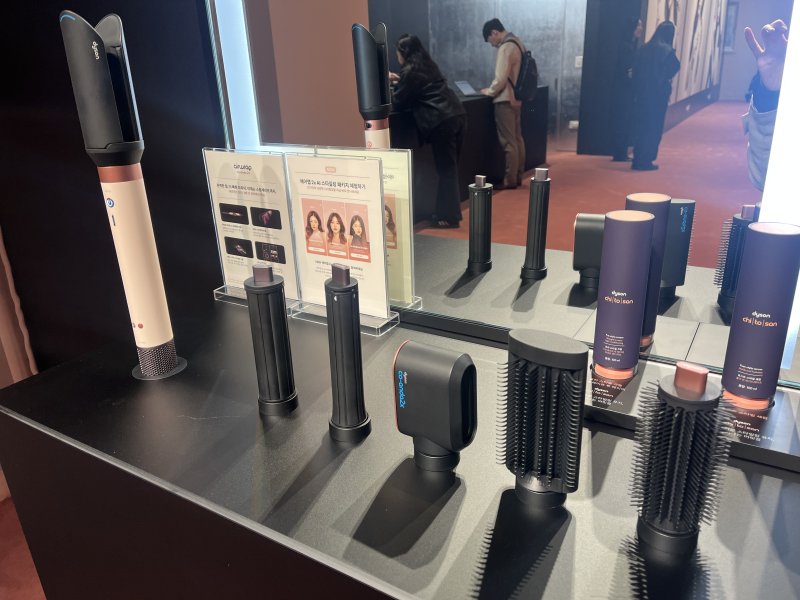 [서울=뉴시스]이현주 기자 = 28일 서울 성수동 체험행사장에 전시된 에어스무스2x™ 스타일링 노즐, 패스트 드라이어 2x, 30㎜ 코안다2x™ 컬링 배럴, 40㎜ 코안다2x™ 컬링 배럴, 엉킴방지 스무딩 브러시 2x, 라운드 볼륨 브러시 2x 로 구성된 다이슨 에어랩 코안다 2x™(투엑스) 멀티 스타일러 앤 드라이어. lovelypsyche@newsis.com
