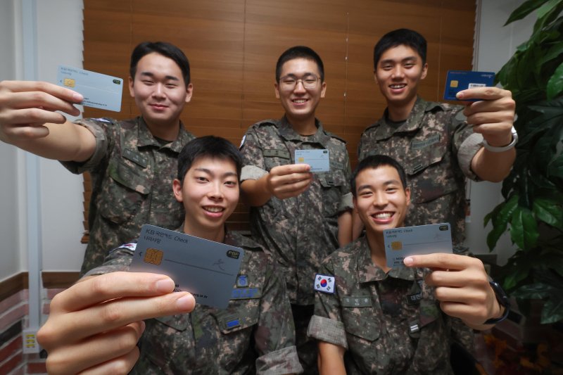 나라사랑카드를 들고 활짝 웃고 있는 국군 장병들의 모습. (국방일보 제공) 2024.8.29/뉴스1