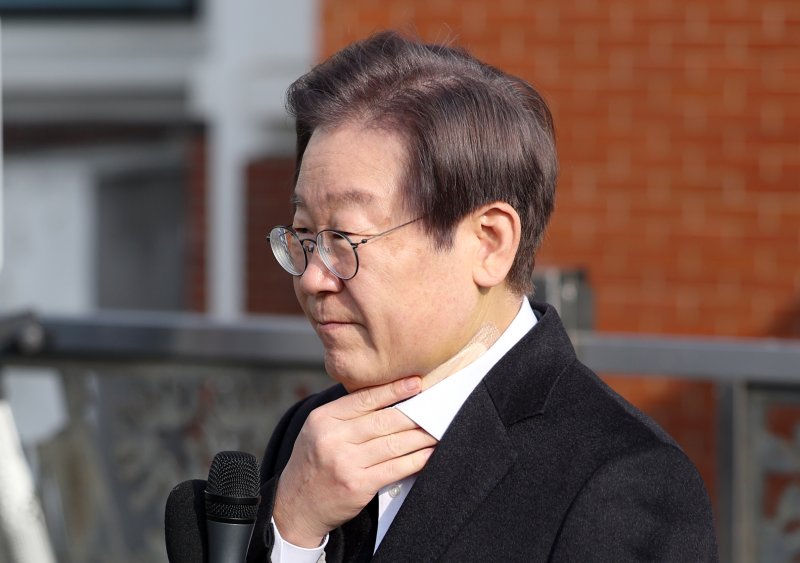 [서울=뉴시스] 김선웅 기자 = 부산 일정 중 흉기 피습을 당한 이재명 더불어민주당 대표가 10일 서울 종로구 서울대병원에서 퇴원해 입장을 말하며 목을 만지고 있다. 2024.01.10. mangusta@newsis.com