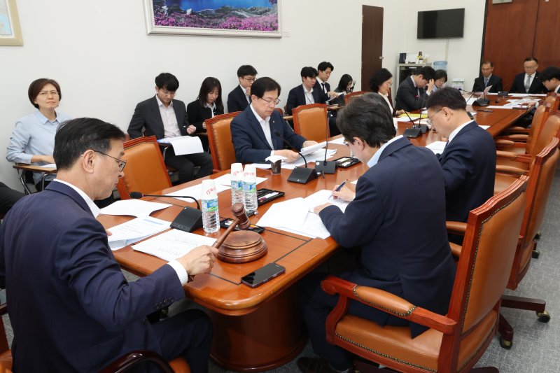 행안위 예산·결산기금심사소위 (서울=연합뉴스) 김주성 기자 = 28일 국회 행정안전위원회에서 열린 제1차 예산·결산기금심사소위원회의에서 더불어민주당 소속 위성곤 소위원장이 2025년도 제1회 추가경정예산안을 상정하고 있다. 2025.4.28 utzza@yna.co.kr (끝)