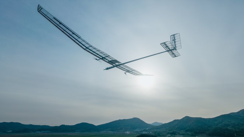 [서울=뉴시스]우주항공청과 한국항공우주연구원은 대한민국 독자 기술로 개발 중인 성층권 드론 EAV(Electric Air Vehicle)-4의 저고도 비행시험을 성공적으로 완료했다고 28일 밝혔다. (사진=우주항공청 제공)