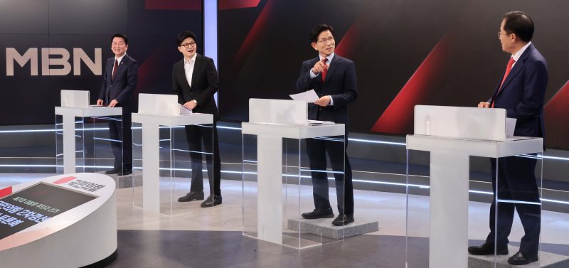 26일 서울 중구 매경미디어센터에서 열린 국민의힘 대통령 선거 제2차 경선 후보자 토론회에서 후보들이 토론에 앞서 대화를 나누고 있다. 왼쪽부터 안철수, 한동훈, 김문수, 홍준표 후보. 2025.4.26/뉴스1 ⓒ News1 국회사진취재단