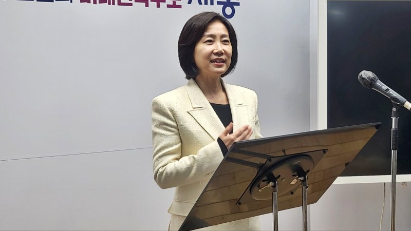 [세종=뉴시스] 송승화 기자 = 세종시 보람동 세종시청에서 무소속 허은아 대통령 선거 예비후보가 기자 질문에 답하고 있다. .2025.04.25.ssong1007@newsis.com. *재판매 및 DB 금지