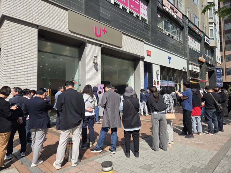 서울 강남 일대 SKT 대리점인 T월드 PS&M 뱅뱅사거리점에서 유심 교체를 받으려는 줄이 길어지면서 사람들이 원형 모양으로 줄을 선 모습. 사진=구자윤 기자