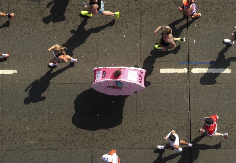 [런던=AP/뉴시스] 27일(현지 시간) 영국 런던에서 열린 2025 런던 마라톤에 참가한 참가자들이 결승선을 향해 달리고 있다. 2025.04.28.