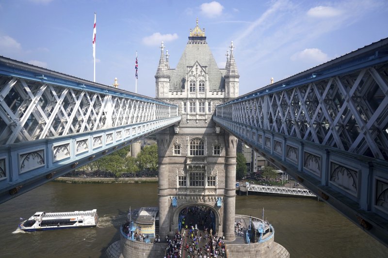 [런던=AP/뉴시스] 27일(현지 시간) 영국 런던에서 열린 2025 런던 마라톤에 참가한 참가자들이 결승선을 향해 달리고 있다. 2025.04.28.