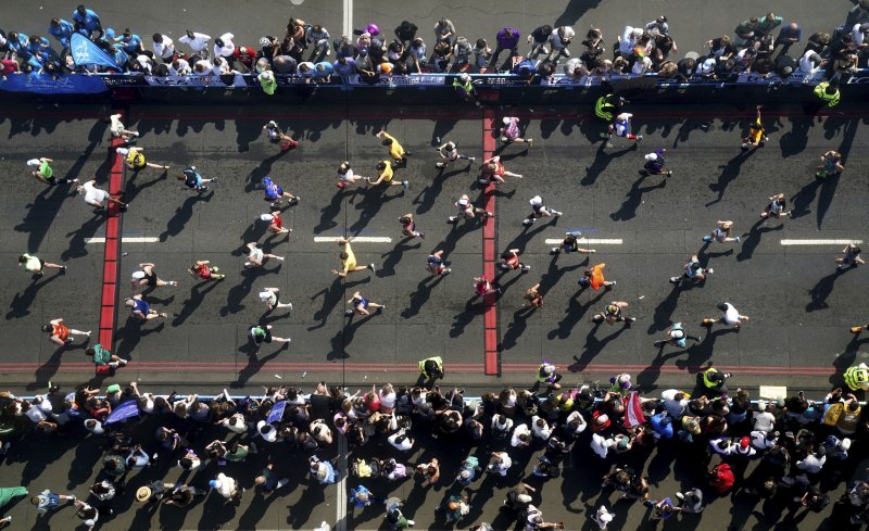 [런던=AP/뉴시스] 27일(현지 시간) 영국 런던에서 열린 2025 런던 마라톤에 참가한 참가자들이 결승선을 향해 달리고 있다. 2025.04.28.