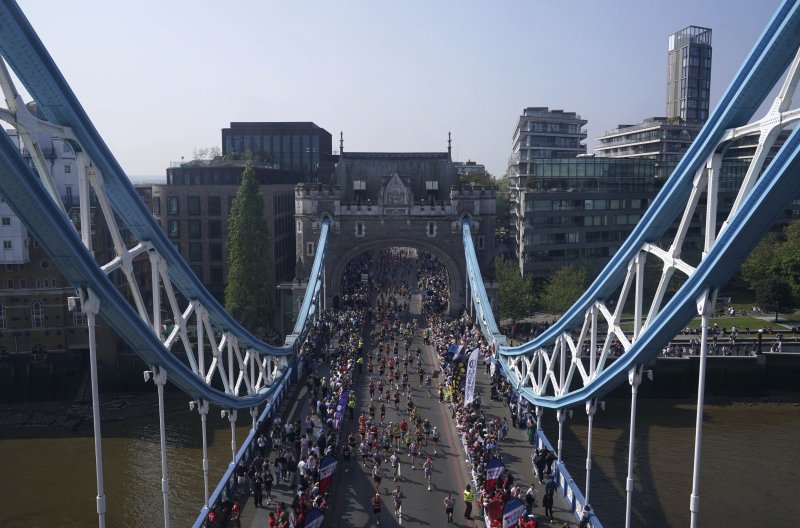 [런던=AP/뉴시스] 27일(현지 시간) 영국 런던에서 열린 2025 런던 마라톤에 참가한 참가자들이 결승선을 향해 달리고 있다. 2025.04.28.