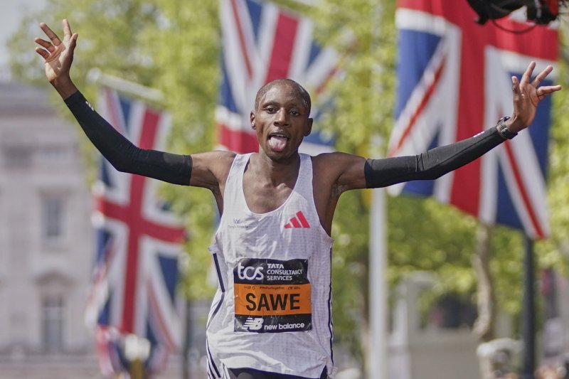 [런던=AP/뉴시스] 27일(현지 시간) 영국 런던에서 열린 2025 런던 마라톤에 참가한 사바스티안 사웨(케냐)가 1위로 완주하고 있다. 사웨는 2시간 2분 27초의 기록으로 남자부 1위를 차지했다. 2025.04.28.