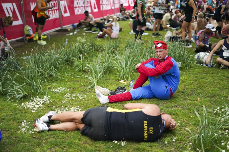 [런던=AP/뉴시스] 27일(현지 시간) 영국 런던에서 열린 2025 런던 마라톤에 참가한 참가자들이 완주 후 세인트 제임스 공원에서 휴식하고 있다. 2025.04.28.