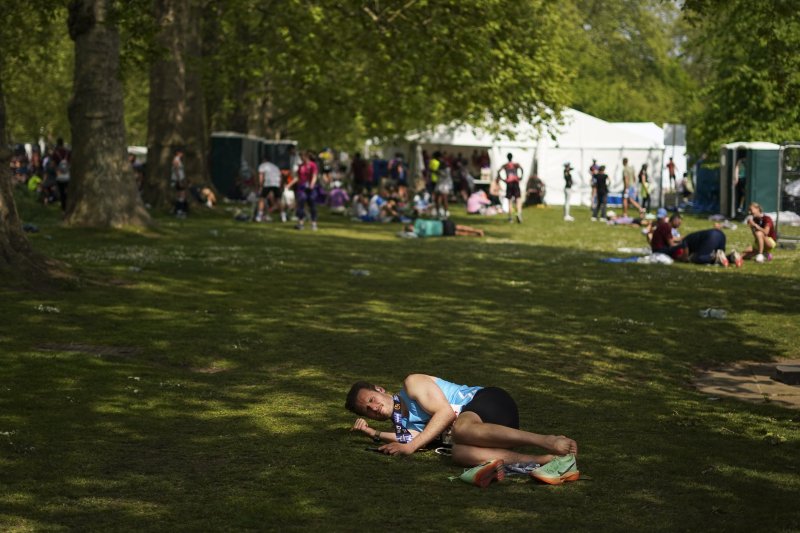 [런던=AP/뉴시스] 27일(현지 시간) 영국 런던에서 열린 2025 런던 마라톤에 참가한 참가자들이 완주 후 세인트 제임스 공원에서 휴식하고 있다. 2025.04.28.