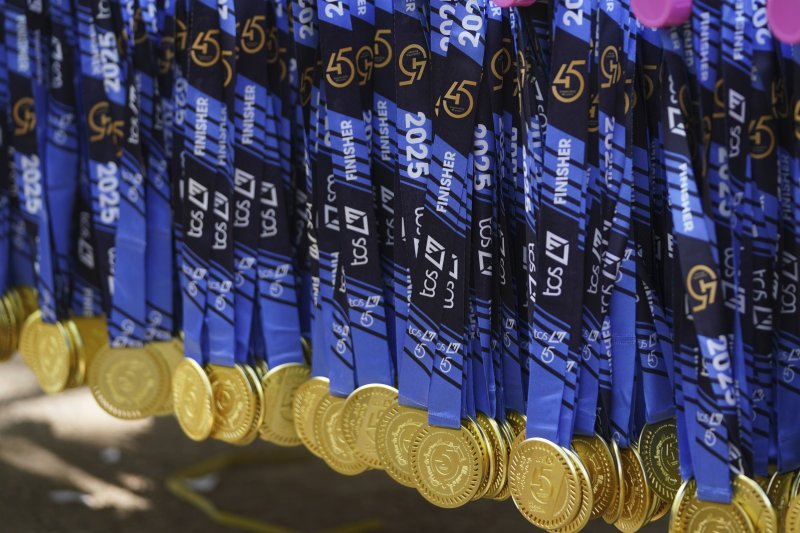 [런던=AP/뉴시스] 27일(현지 시간) 영국 런던에서 열린 2025 런던 마라톤에서 완주자들에게 수여될 완주 메달이 걸려있다. 2025.04.28.