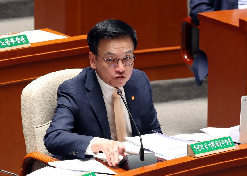 최 부총리 "추경 규모 더 늘렸을 때, 신평사들 평가 좋지 않을 것"