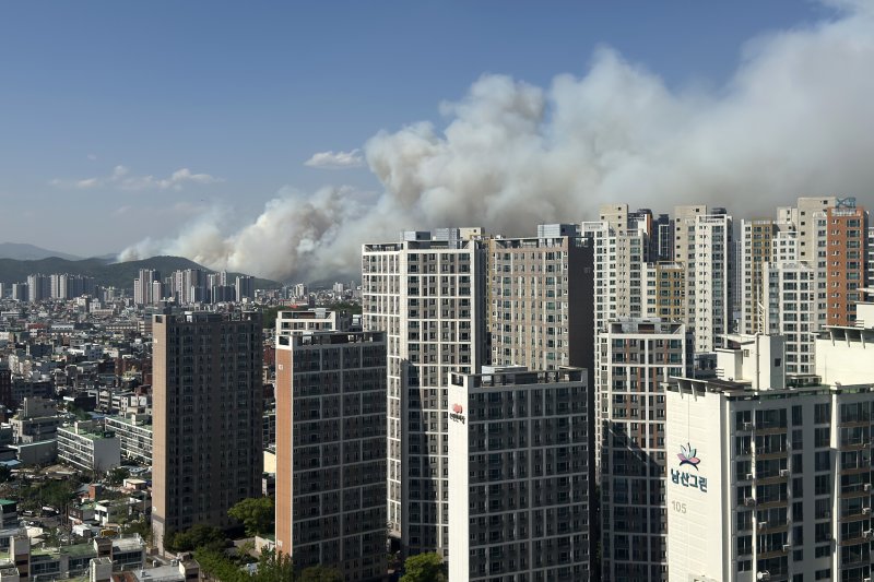 대구 북구 함지산에서 산불…헬기 11대 등 투입 진화 중(종합)