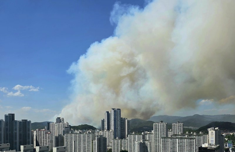 28일 오후 2시 1분쯤 대구 북구 노곡동 함지산에서 불이 나 주변으로 연기가 피어오르고 있다. 2025.4.28/뉴스1 ⓒ News1 공정식 기자
