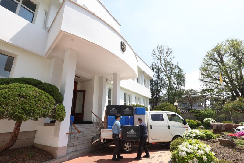 [서울=뉴시스] 조수정 기자 = 서울 종로구 청와대 본관 인근에 자리한 주한 교황청 대사관이 이전했다. 사진은 28일 이사중인 서울 종로구 주한 교황청 대사관. 2층짜리 주한 교황청 대사관은 지은 지 60년 이상 되면서 리모델링이 필요해 지난 25일 서울 서초구 서울성모병원 옴니버스파크 건물 6층으로 이전했다. 주한 교황청 대사관은 앞서 교황들이 한국을 방문했을 때 숙소 겸 집무실로 쓰이기도 했다. 성 요한 바오로 2세 교황(1984·1989년), 지난 21일 바티칸에서 향년 88세의 일기로 선종한 프란치스코 교황(2014년)이 방