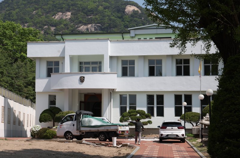 [서울=뉴시스] 조수정 기자 = 서울 종로구 청와대 본관 인근에 자리한 주한 교황청 대사관이 이전했다. 사진은 28일 서울 종로구 기존의 주한 교황청 대사관. 2층짜리 주한 교황청 대사관은 지은 지 60년 이상 되면서 리모델링이 필요해 지난 25일 서울 서초구 서울성모병원 옴니버스파크 건물 6층으로 이전했다. 주한 교황청 대사관은 앞서 교황들이 한국을 방문했을 때 숙소 겸 집무실로 쓰이기도 했다. 성 요한 바오로 2세 교황(1984·1989년), 지난 21일 바티칸에서 향년 88세의 일기로 선종한 프란치스코 교황(2014년)이 방한