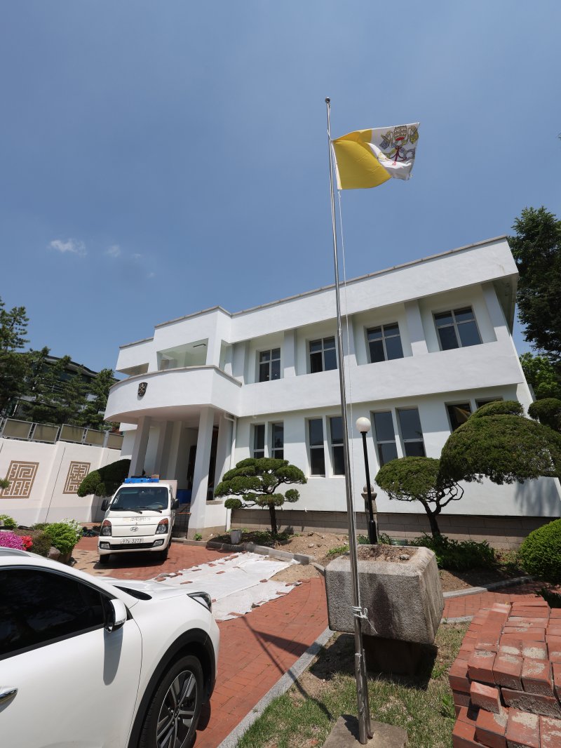 [서울=뉴시스] 조수정 기자 = 서울 종로구 청와대 본관 인근에 자리한 주한 교황청 대사관이 이전했다. 사진은 28일 이사중인 서울 종로구 주한 교황청 대사관. 2층짜리 주한 교황청 대사관은 지은 지 60년 이상 되면서 리모델링이 필요해 지난 25일 서울 서초구 서울성모병원 옴니버스파크 건물 6층으로 이전했다. 주한 교황청 대사관은 앞서 교황들이 한국을 방문했을 때 숙소 겸 집무실로 쓰이기도 했다. 성 요한 바오로 2세 교황(1984·1989년), 지난 21일 바티칸에서 향년 88세의 일기로 선종한 프란치스코 교황(2014년)이 방