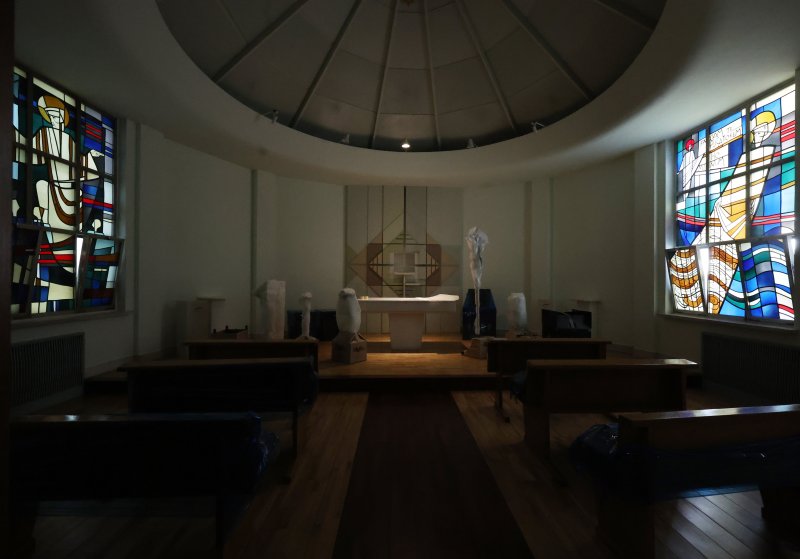 [서울=뉴시스] 조수정 기자 = 서울 종로구 청와대 본관 인근에 자리한 주한 교황청 대사관이 이전했다. 사진은 28일 이사중인 서울 종로구 주한 교황청 대사관 내 성당. 2층짜리 주한 교황청 대사관은 지은 지 60년 이상 되면서 리모델링이 필요해 지난 25일 서울 서초구 서울성모병원 옴니버스파크 건물 6층으로 이전했다. 주한 교황청 대사관은 앞서 교황들이 한국을 방문했을 때 숙소 겸 집무실로 쓰이기도 했다. 성 요한 바오로 2세 교황(1984·1989년), 지난 21일 바티칸에서 향년 88세의 일기로 선종한 프란치스코 교황(2014