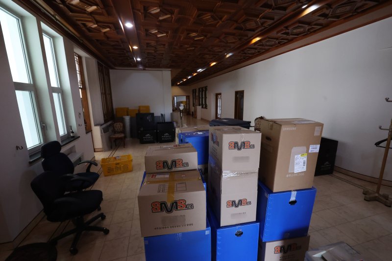 [서울=뉴시스] 조수정 기자 = 서울 종로구 청와대 본관 인근에 자리한 주한 교황청 대사관이 이전했다. 사진은 28일 이사중인 서울 종로구 주한 교황청 대사관. 2층짜리 주한 교황청 대사관은 지은 지 60년 이상 되면서 리모델링이 필요해 지난 25일 서울 서초구 서울성모병원 옴니버스파크 건물 6층으로 이전했다. 주한 교황청 대사관은 앞서 교황들이 한국을 방문했을 때 숙소 겸 집무실로 쓰이기도 했다. 성 요한 바오로 2세 교황(1984·1989년), 지난 21일 바티칸에서 향년 88세의 일기로 선종한 프란치스코 교황(2014년)이 방