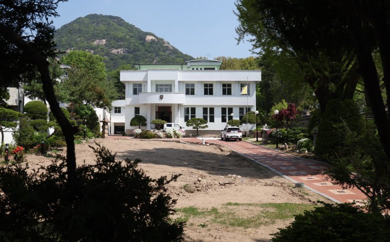 [서울=뉴시스] 조수정 기자 = 서울 종로구 청와대 본관 인근에 자리한 주한 교황청 대사관이 이전했다. 사진은 28일 서울 종로구 기존의 주한 교황청 대사관. 2층짜리 주한 교황청 대사관은 지은 지 60년 이상 되면서 리모델링이 필요해 지난 25일 서울 서초구 서울성모병원 옴니버스파크 건물 6층으로 이전했다. 주한 교황청 대사관은 앞서 교황들이 한국을 방문했을 때 숙소 겸 집무실로 쓰이기도 했다. 성 요한 바오로 2세 교황(1984·1989년), 지난 21일 바티칸에서 향년 88세의 일기로 선종한 프란치스코 교황(2014년)이 방한