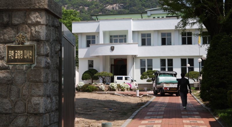 [서울=뉴시스] 조수정 기자 = 서울 종로구 청와대 본관 인근에 자리한 주한 교황청 대사관이 이전했다. 사진은 28일 서울 종로구 기존의 주한 교황청 대사관. 2층짜리 주한 교황청 대사관은 지은 지 60년 이상 되면서 리모델링이 필요해 지난 25일 서울 서초구 서울성모병원 옴니버스파크 건물 6층으로 이전했다. 주한 교황청 대사관은 앞서 교황들이 한국을 방문했을 때 숙소 겸 집무실로 쓰이기도 했다. 성 요한 바오로 2세 교황(1984·1989년), 지난 21일 바티칸에서 향년 88세의 일기로 선종한 프란치스코 교황(2014년)이 방한