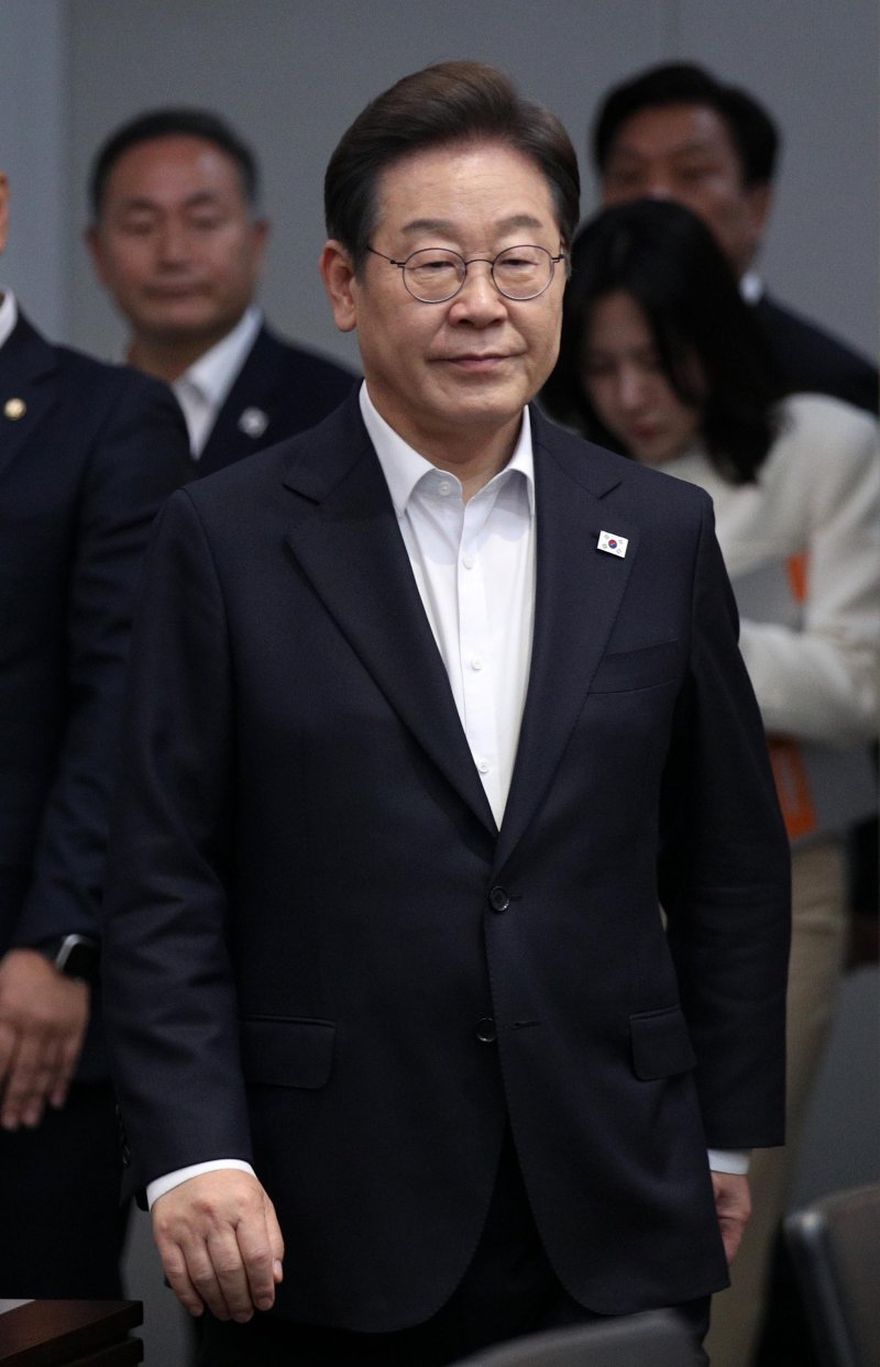 이재명 더불어토토 사이트 검증당 제21대 대통령 선거 후보가 28일 경기 이천시 SK하이닉스를 방문해 간담회장으로 이동하고 있다. 국회사진취재단