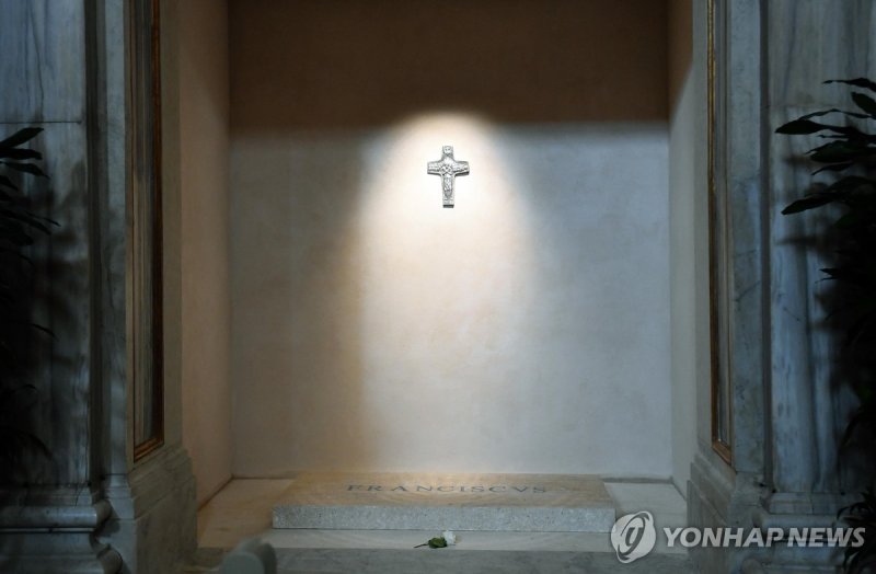 프란치스코 교황의 소박한 무덤 (출처=연합뉴스)