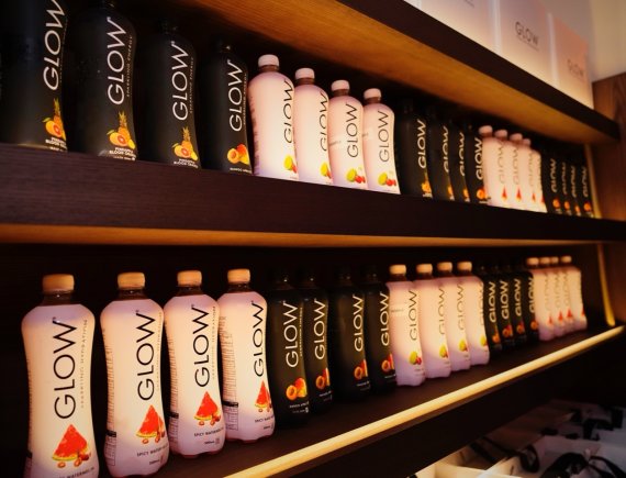 글로우, 청담 클럽디서 국내 론칭 행사 성료…카일리 제너 앰배서더 앞세워 글로벌 감성 전파