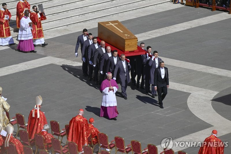 운구되는 프란치스코 교황의 관 (출처=연합뉴스)