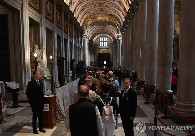 교황 안치된 성모 대성전 방문한 일반 신자들 (출처=연합뉴스)