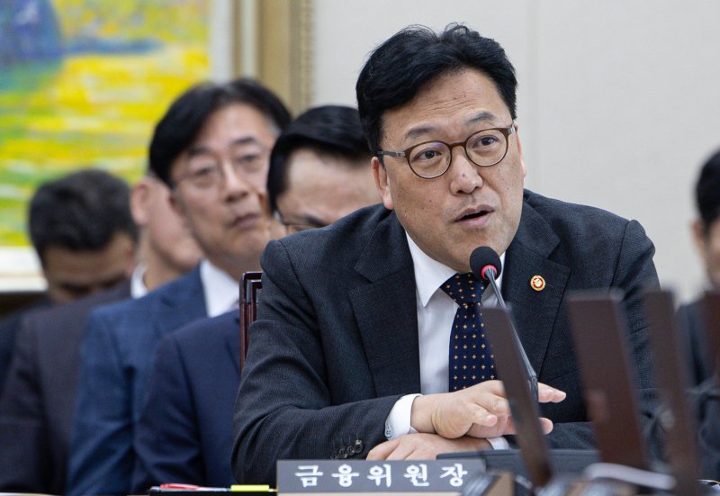 김병환 금융위원회 위원장이 28일 오전 서울 여의도 국회에서 열린 제424회 국회(임시회) 정무위원회 제1차 전체회의에서 의원 질의에 답변하고 있다. 2025.4.28/뉴스1 ⓒ News1 이재명 기자