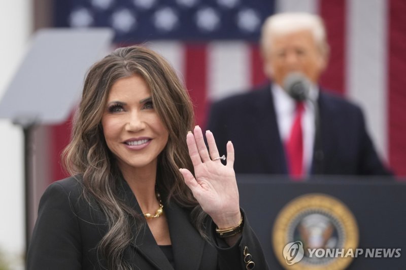 크리스티 놈 미 국토안보부 장관과 도널드 트럼프 대통령 (출처=연합뉴스)
