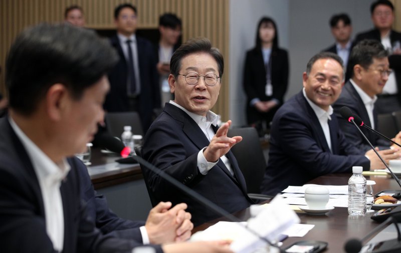 이재명 더불어민주당 대선 후보가 28일 경기 이천시 SK하이닉스에서 열린 ‘K-반도체’ AI 메모리반도체 기업 간담회에서 발언하고 있다. 2025.4.28/뉴스1 ⓒ News1 국회사진취재단