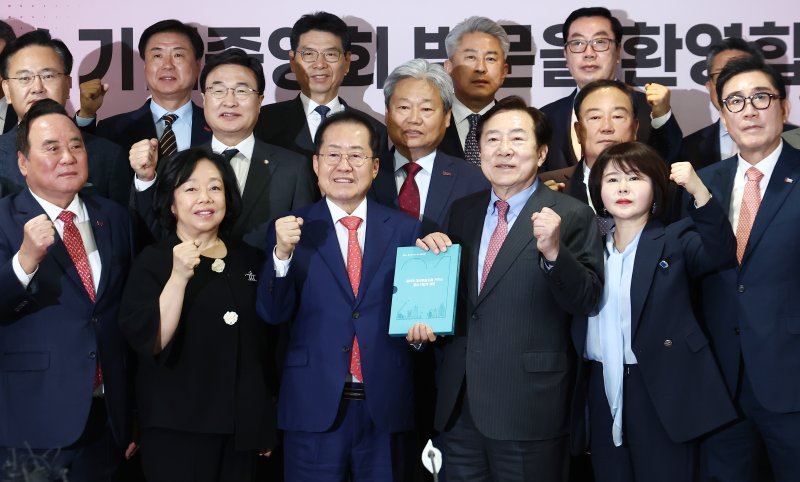 홍준표 국민의힘 대선 경선 후보가 28일 오전 서울 여의도 중소기업중앙회에서 열린 간담회에서 김기문 중기중앙회장 등 참석자들과 기념촬영을 하고 있다. 2025.4.28/뉴스1 ⓒ News1 김민지 기자