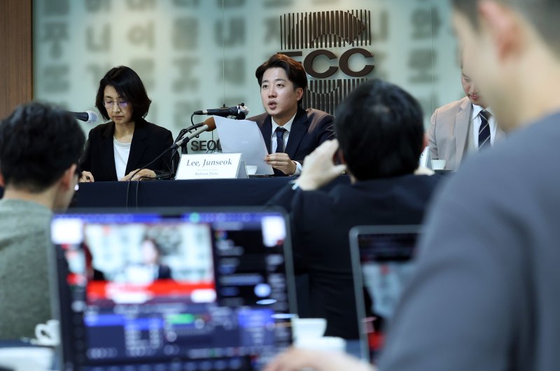 [서울=뉴시스] 이영환 기자 = 이준석 개혁신당 대선 후보가 28일 오후 서울 중구 한국프레스센터 서울외신기자클럽 라운지에서 외신기자 간담회를 하고 있다. 2025.04.28. 20hwan@newsis.com