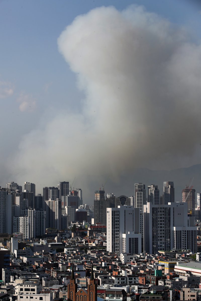 28일 오후 2시 1분쯤 대구 북구 노곡동 함지산에서 불이 나 3시간이 지나도록 꺼지지 않고 있다. 직선거리 약 8.5㎞ 떨어진 남구 영남대병원에서 연기가 치솟는 모습이 보이고 있다. 2025.4.28/뉴스1 ⓒ News1 공정식 기자