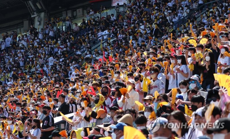 어린이날 맞아 야구장 찾은 관중들 (출처=연합뉴스)